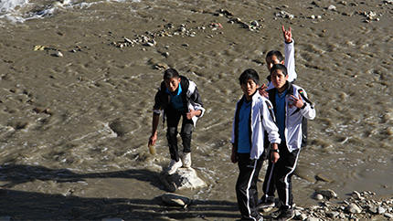 Young volunteers participate in an activity organized by the Bolivian AEIF winners.
