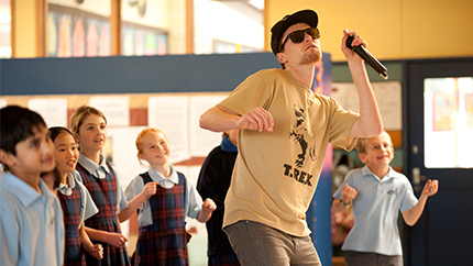 Tom McFadden engages students with hip hop science lessons during his Fulbright program in New Zealand.