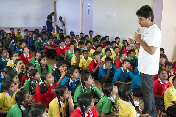 IVLP Alumnus Arun Krishnamurthy speaks to a group of students at GT Aloha Vidhya Mandir school on the importance of conservation.