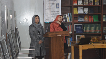 Afghan YSEL Alumna Yalda Mushref speaks before an audience at Kabul University on the artistic tradition of Tazhib and its historical significance in Afghanistan.