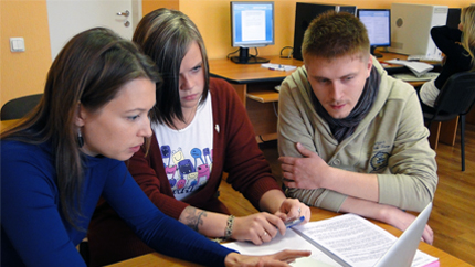 Image of Inga Springe with students.