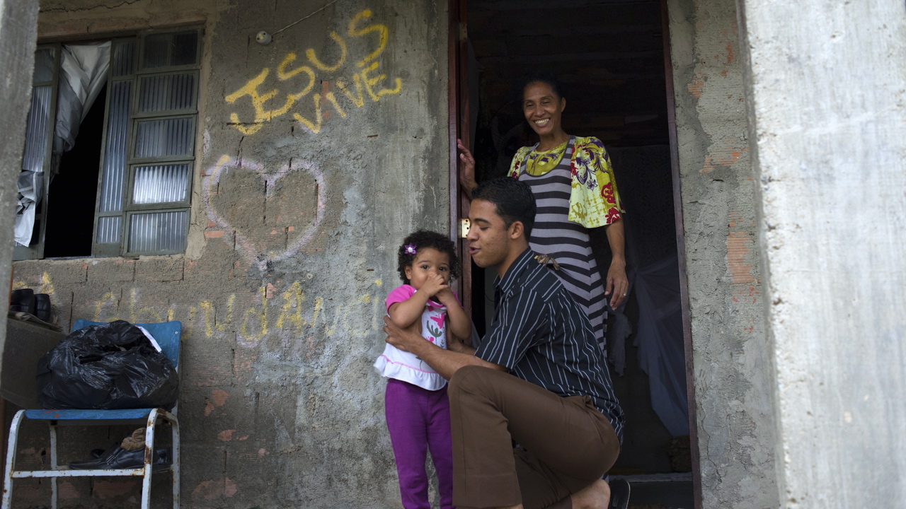 Man picks up his baby niece