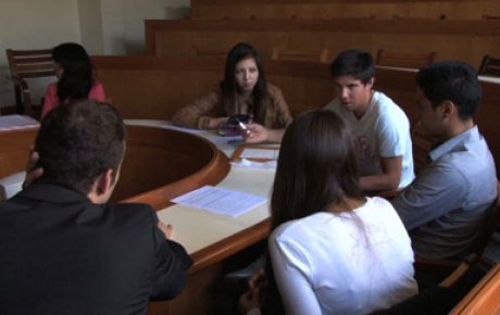 Photo of MOOC participants in discussion during class